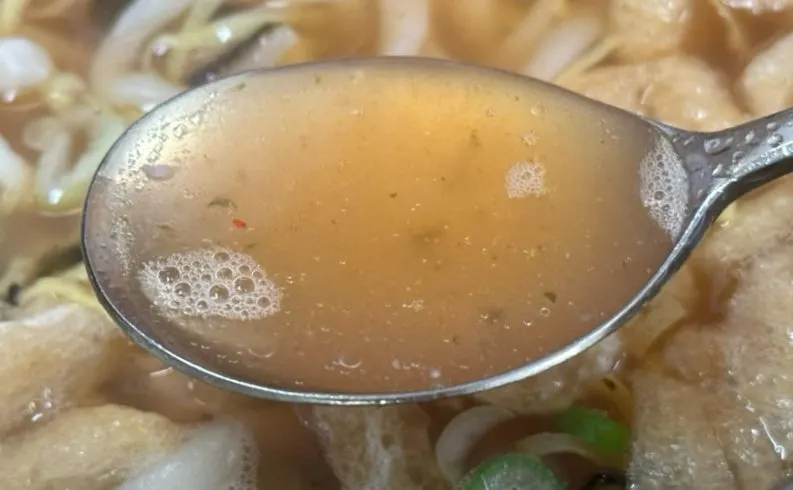 칼국수 육수에 양념 다대기를 푼 모습