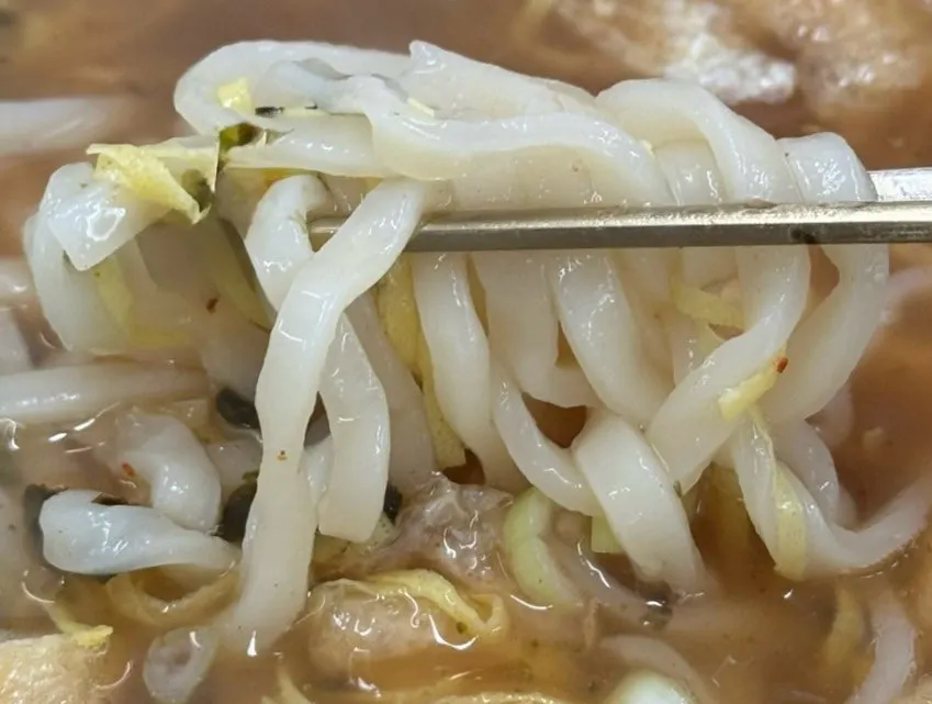 쫄깃한 칼국수 면발을 건져 올린 모습