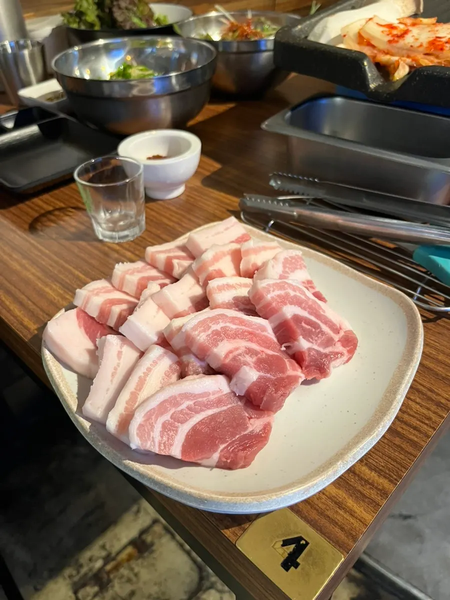 합정역 이쪽 김치삼겹살 지하 매장 입구
