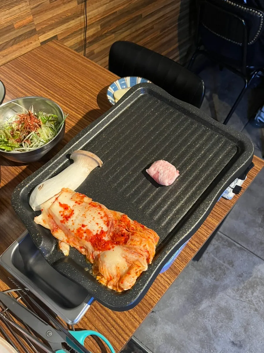 한돈 생삼겹살 180g 2인분 생고기 접시