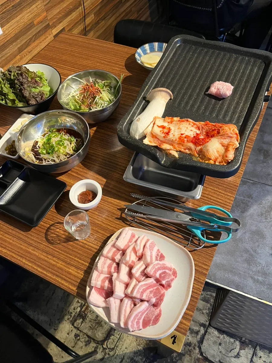 세팅이 끝난 삼겹살 불판