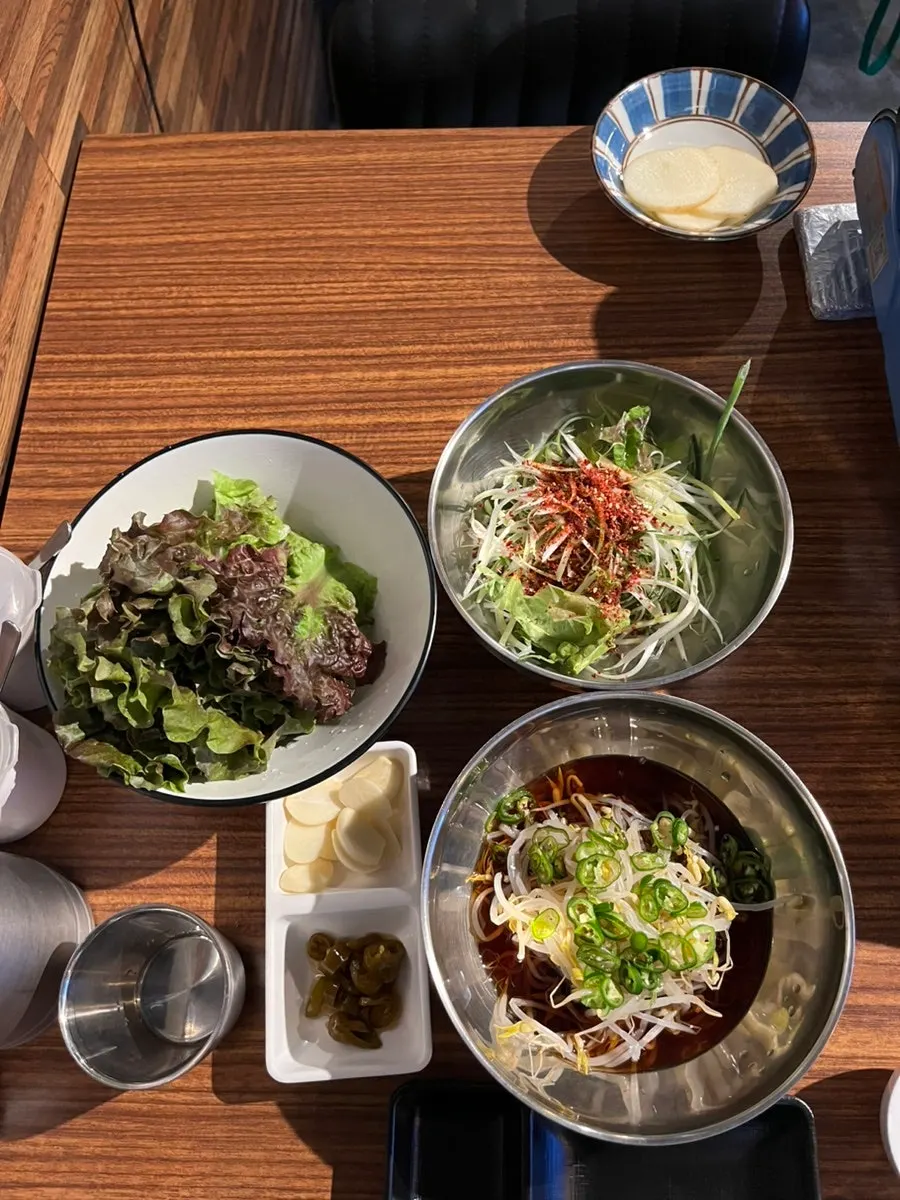 진로소주 한 병과 고기 테이블 세팅
