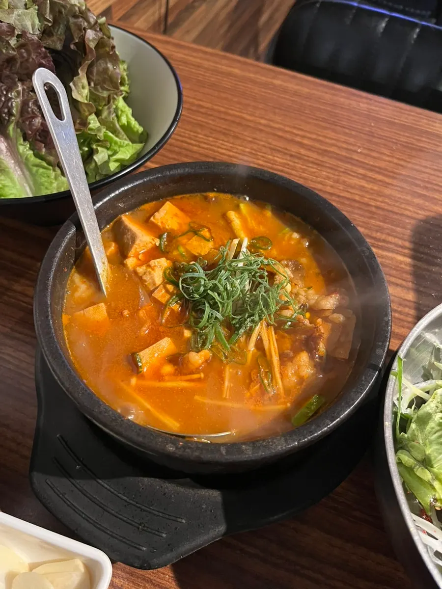 오와 열 맞춰 구워진 김치생삼겹살