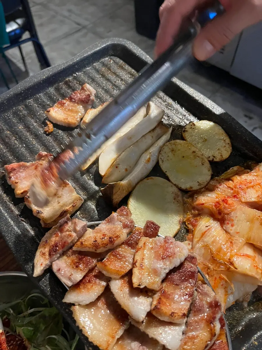 다 구워진 삼겹살과 구운 김치