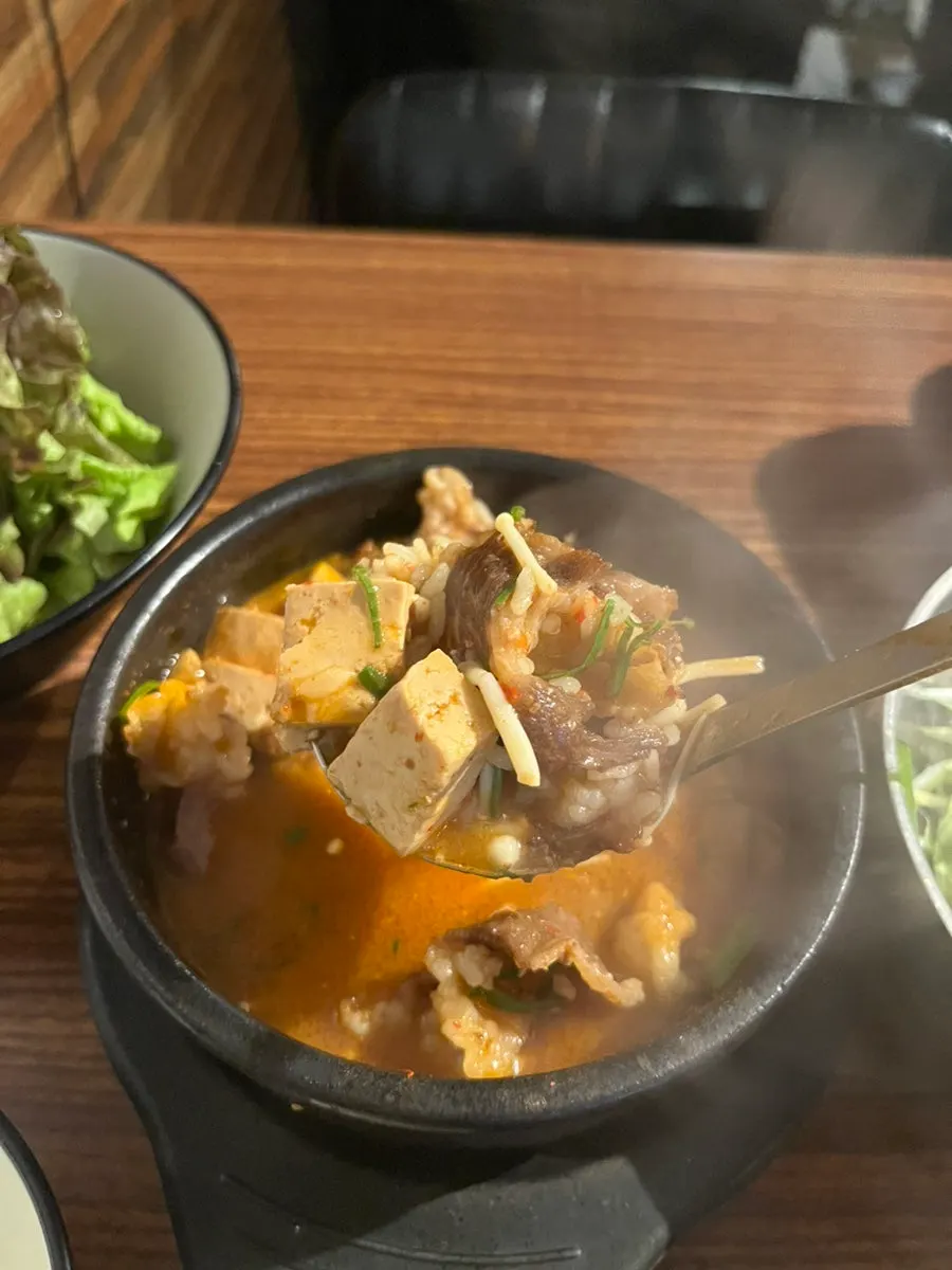 삼겹살 한 점과 소주잔