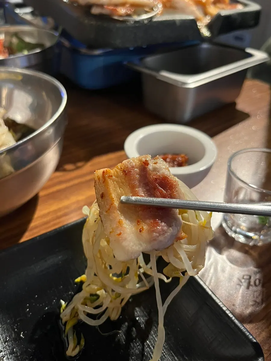 숙주나물을 올린 삼겹살 쌈