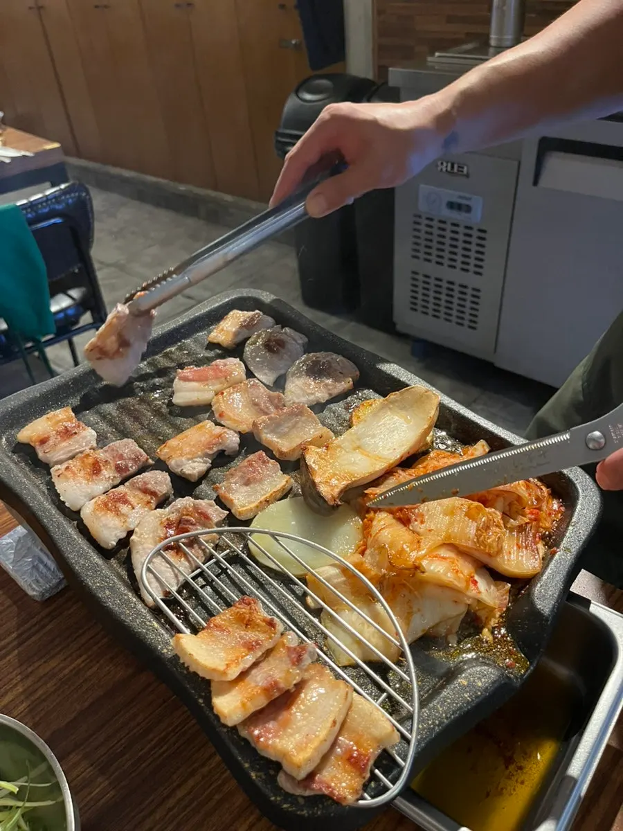 소금과 생와사비에 곁들인 삼겹살