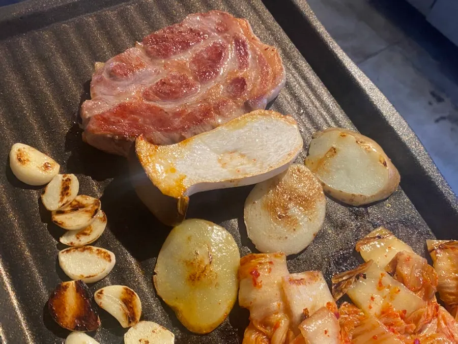 기본 반찬 세팅과 소주 맥주