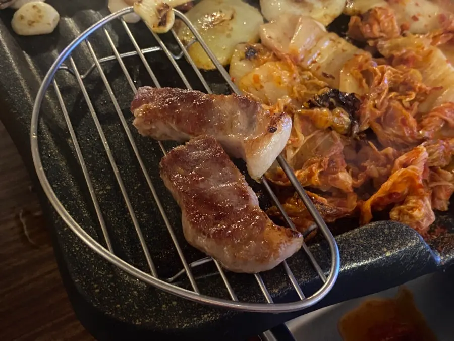 불판 위에서 구워지는 목살