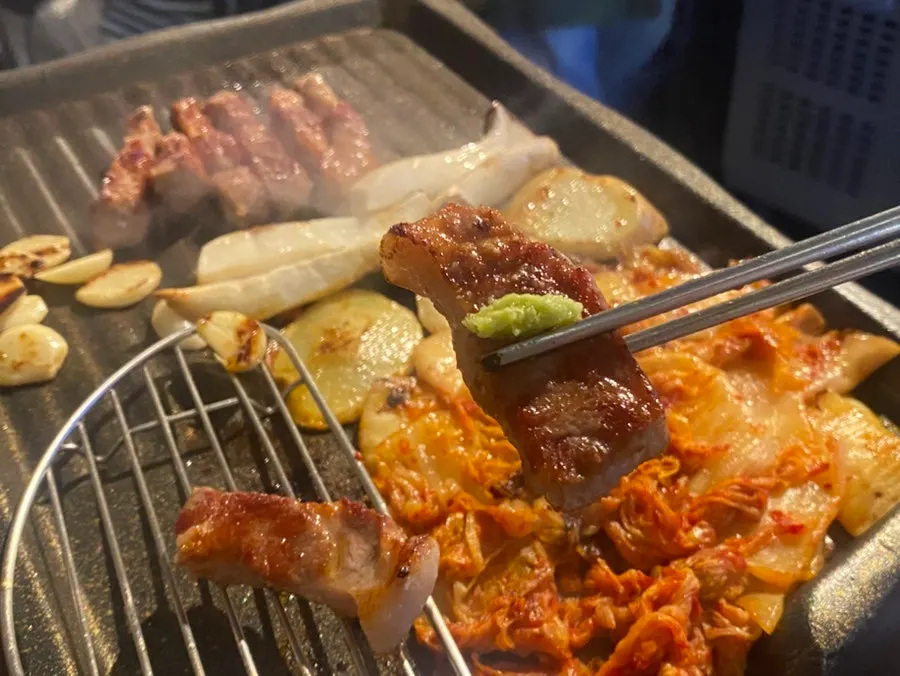 사장님이 구워주는 고기와 김치