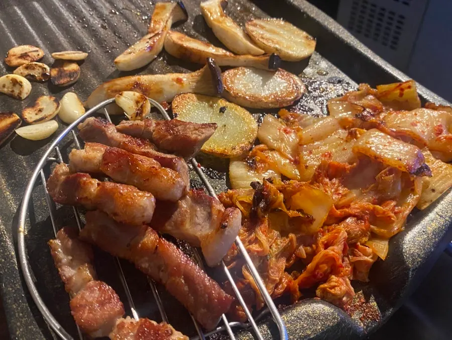 노릇하게 구워진 목살 한 점