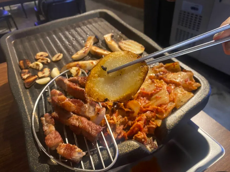 잘라둔 목살과 곁들임 반찬