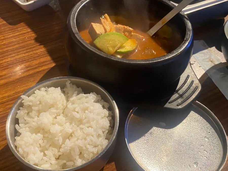 구운 김치와 함께 올린 항정살