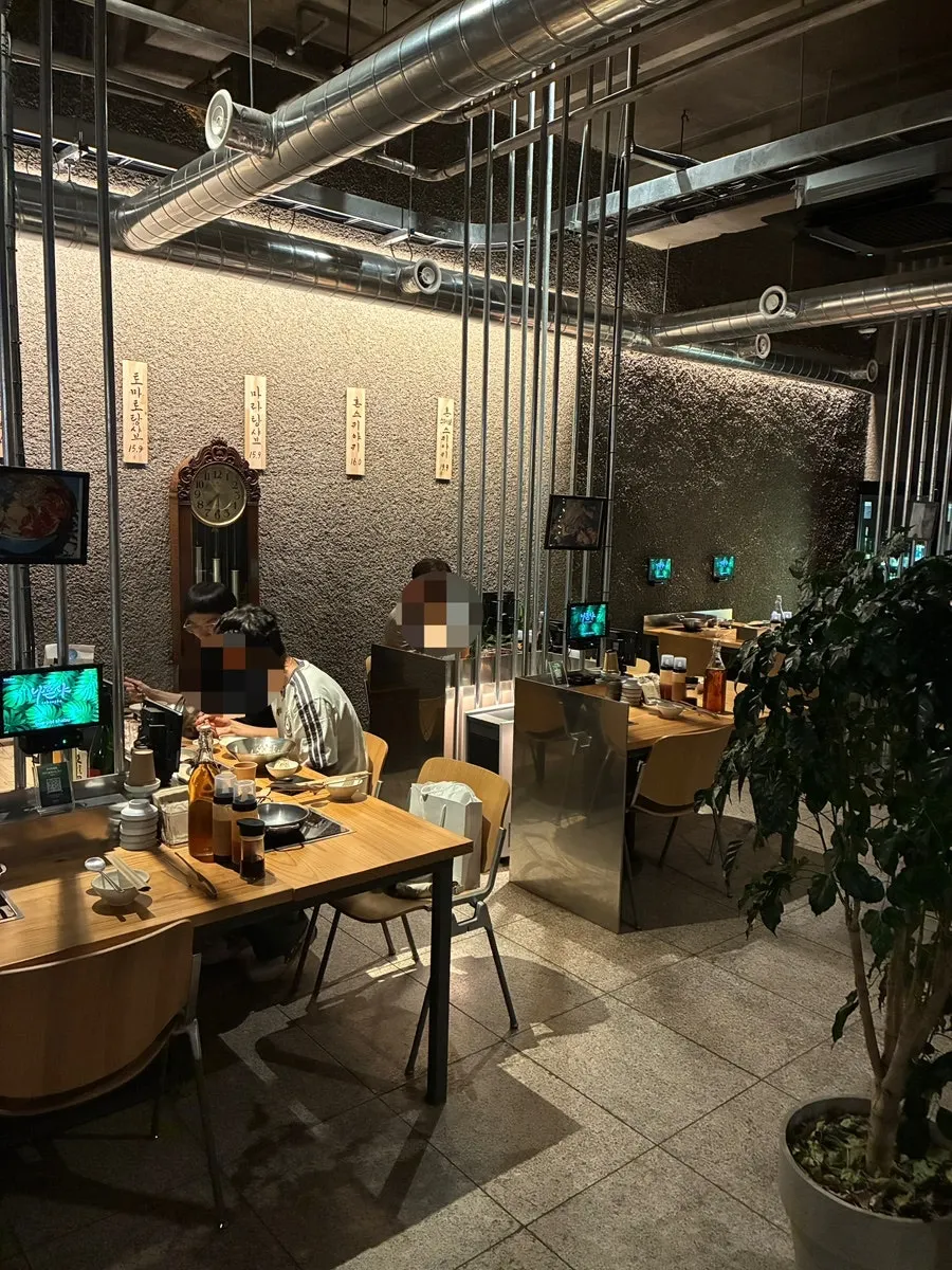 Neatly kept interior of Nahonsha