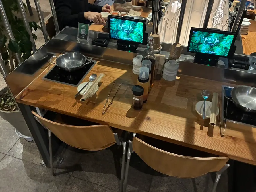 Solo seats at Nahonsha where each diner enjoys their own pot
