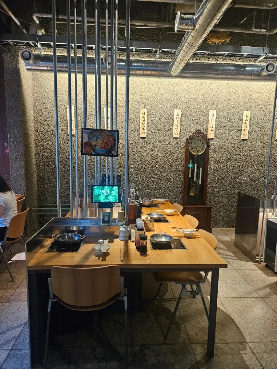 Nahonsha bar-table seating