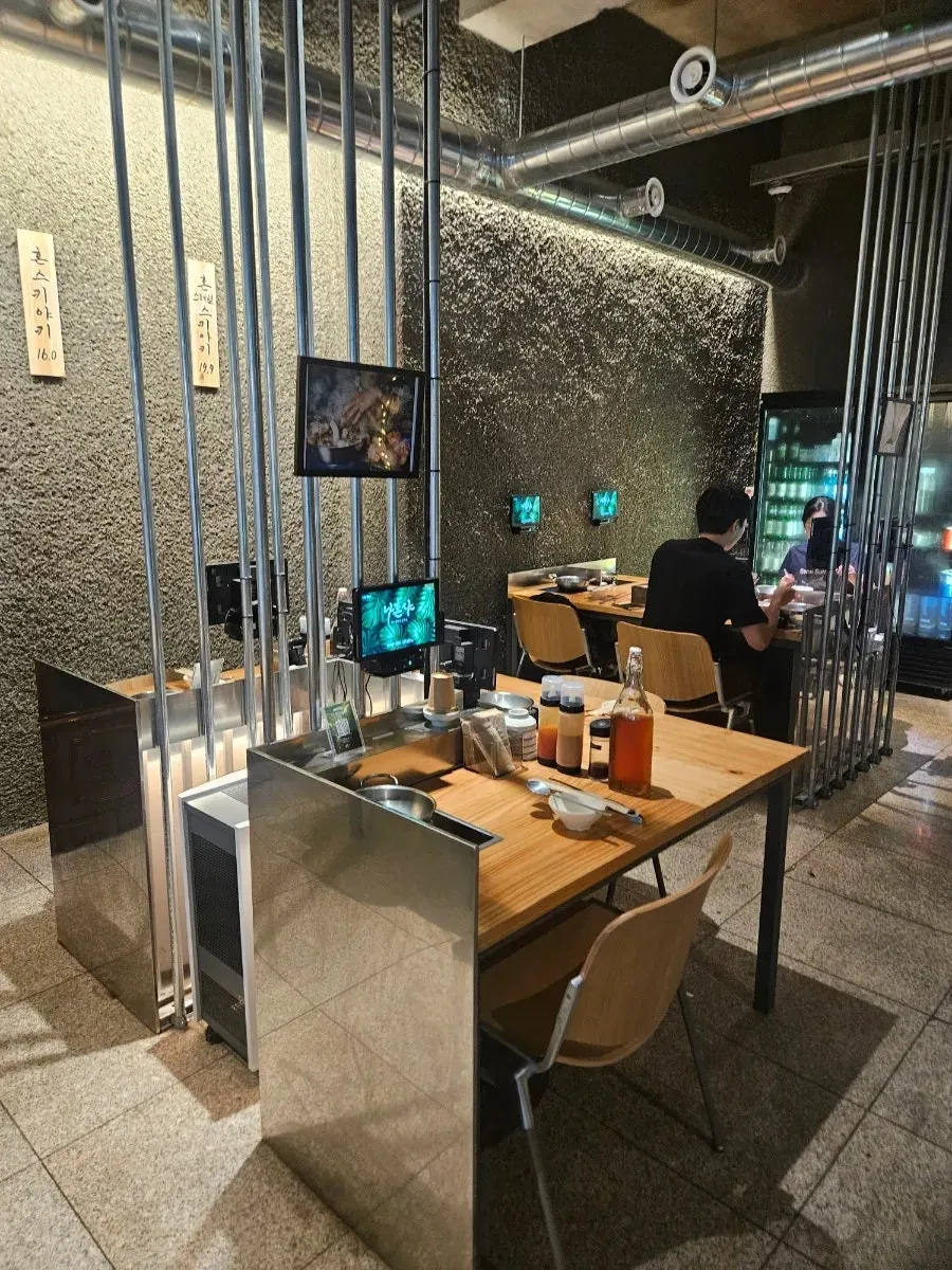 Nahonsha bar seating for solo diners