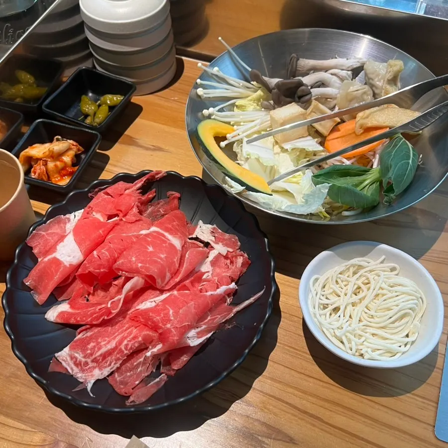 1인용 고기 접시와 채소 플레이트