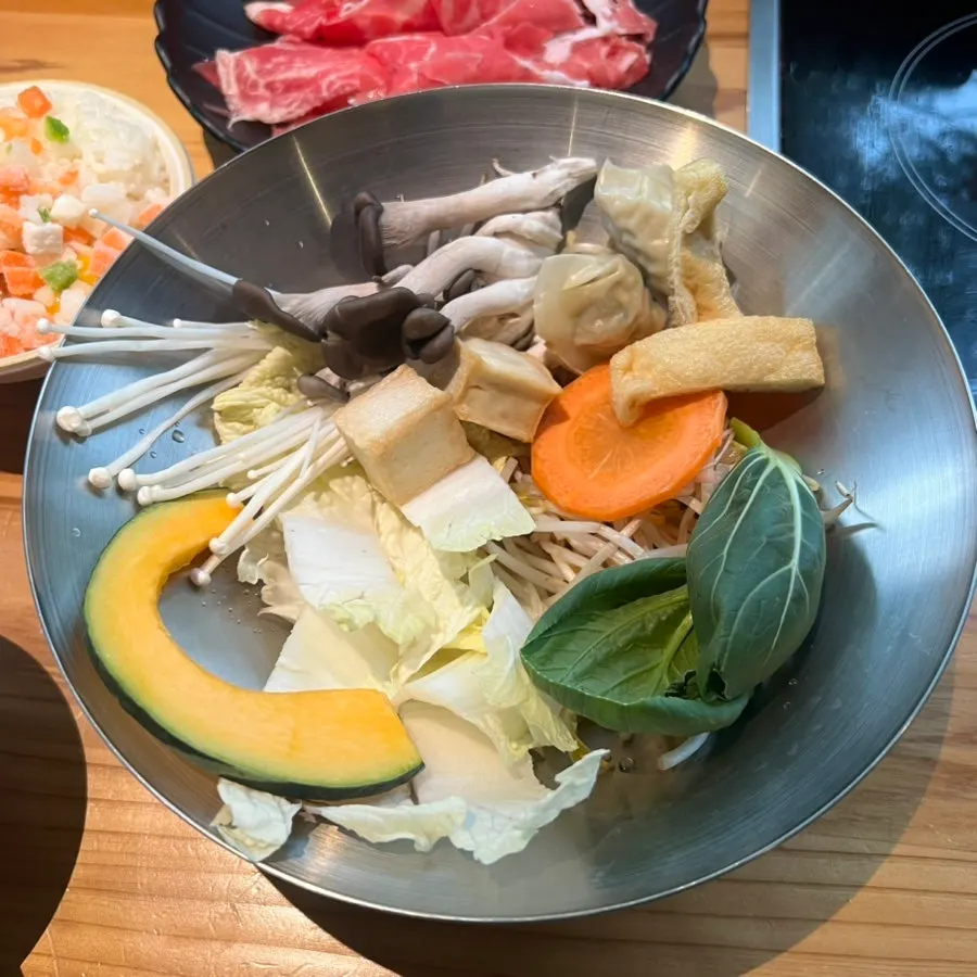 꼬마만두와 피쉬볼 어묵이 담긴 사리 접시