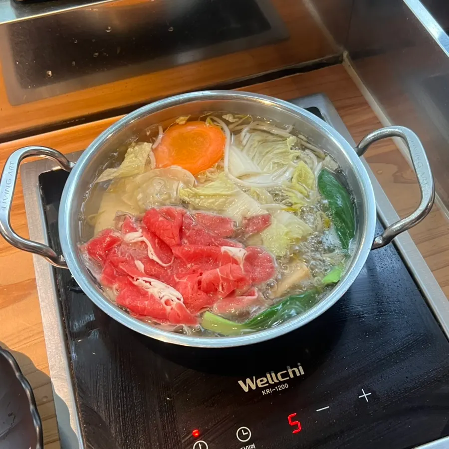 직원이 부어준 맑은탕 육수가 담긴 1인 냄비