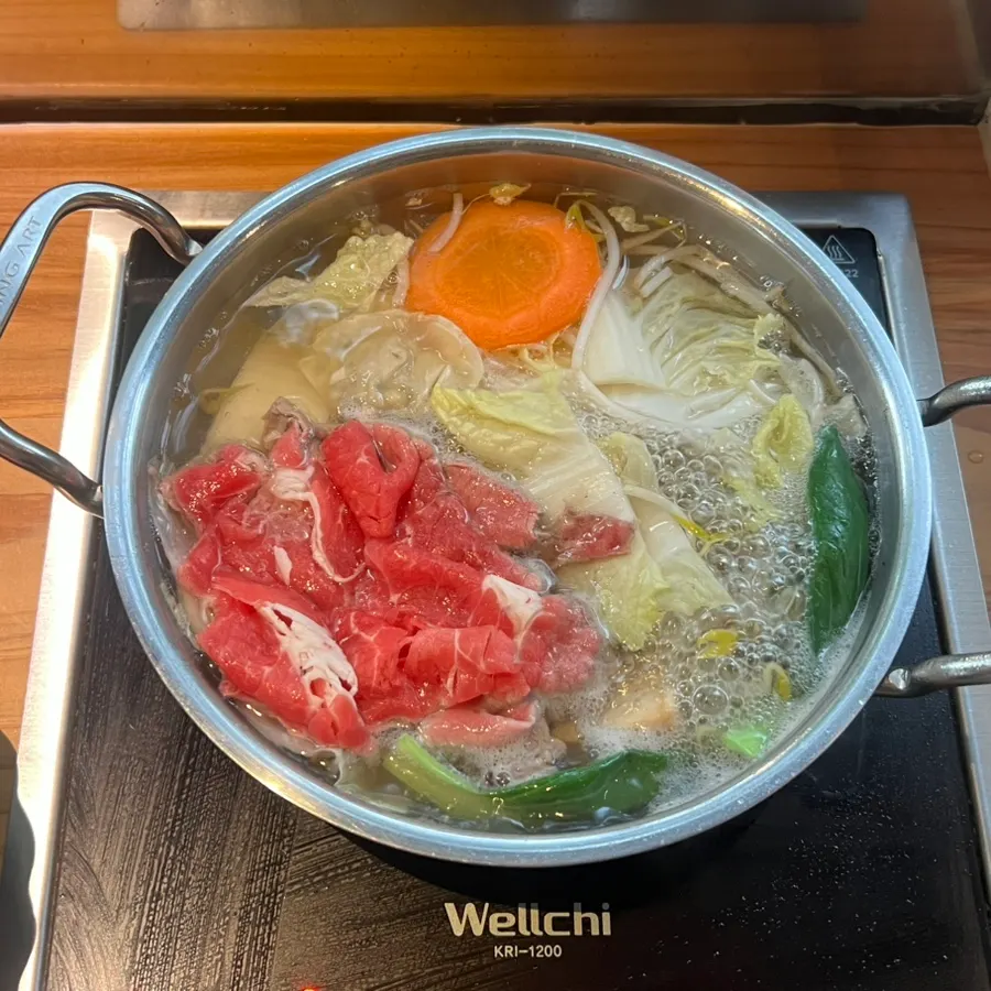 재료를 반쯤 넣어 푸짐하게 끓는 샤브샤브 냄비