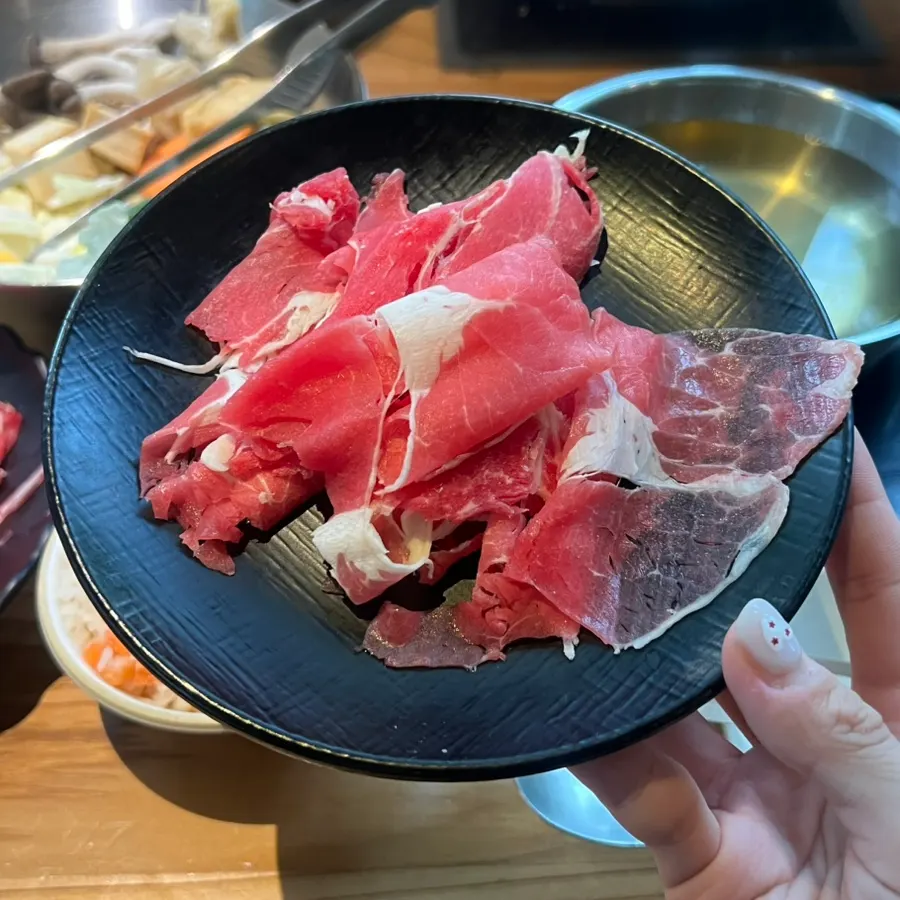 추가로 주문한 고기 한 접시