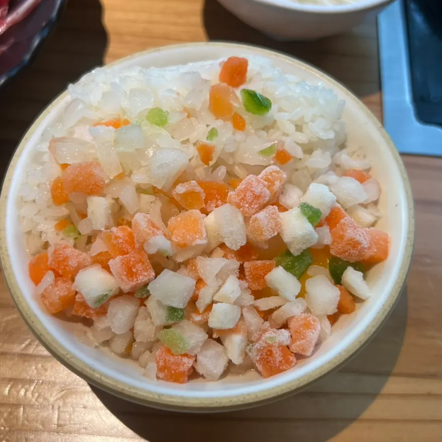 밥과 야채 다이스, 계란이 담긴 셀프죽 재료