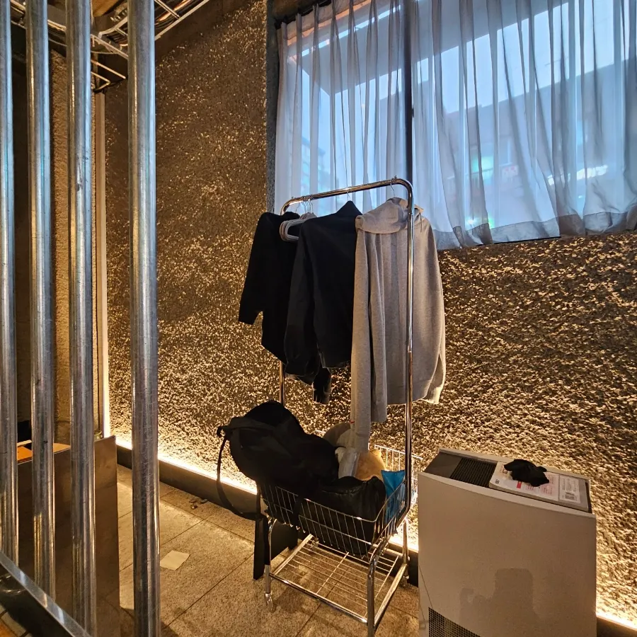 매장 안쪽 외투걸이와 가방보관함
