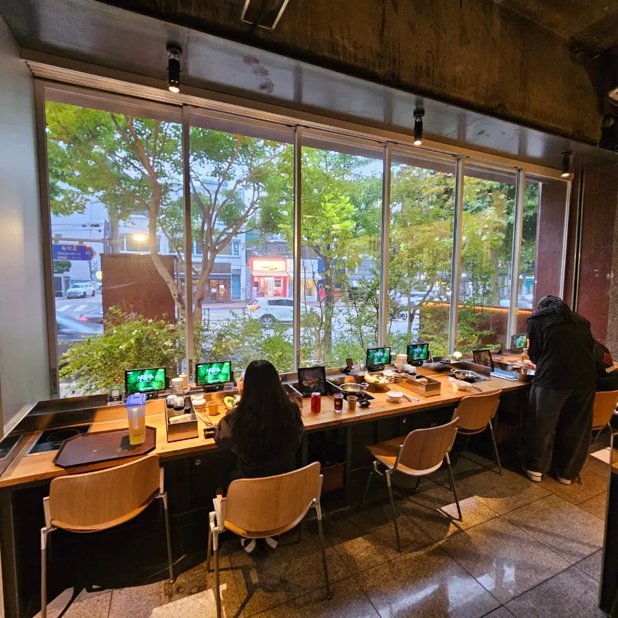 1인용 인덕션이 놓인 샤브샤브 좌석