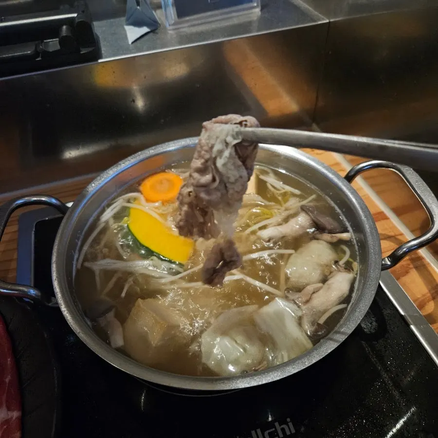 맑은탕에 고기를 넣어 익히는 모습