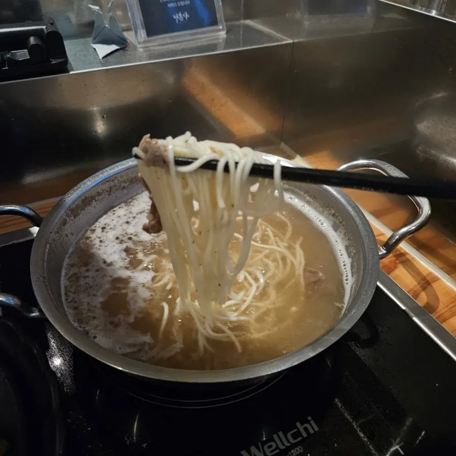 남은 육수에 끓인 칼국수면 마무리
