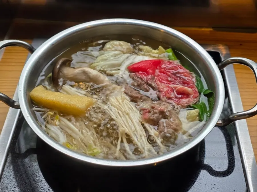 맑은 육수와 야채 소고기 플레이트