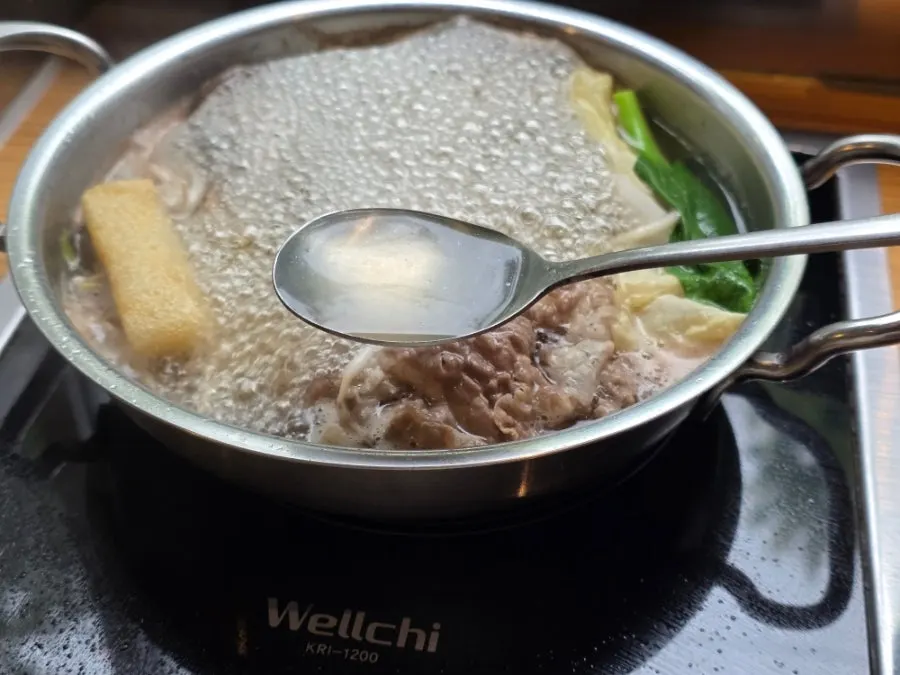 청경채와 버섯이 담긴 샤브샤브 구성