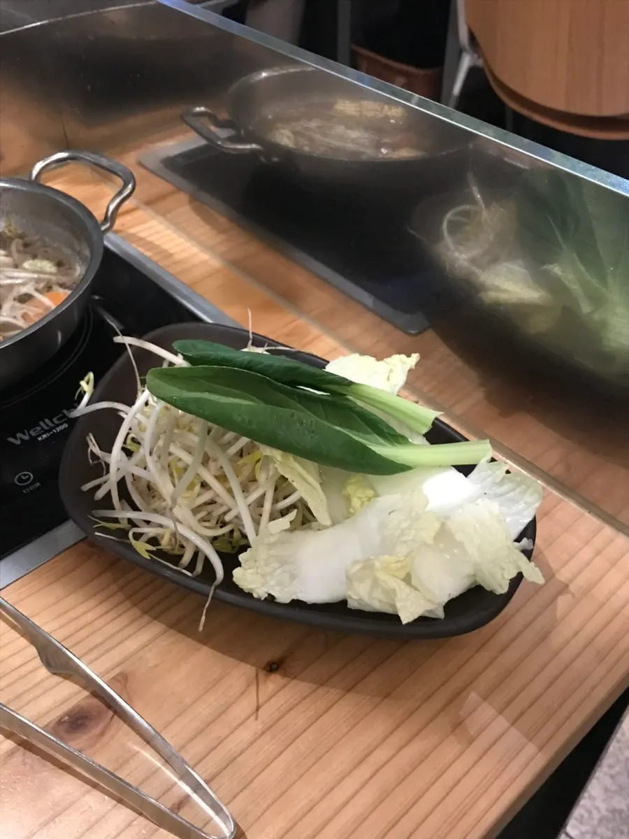 Eating solo shabu-shabu with a video playing on the phone stand