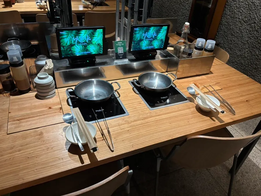 야채와 고기를 곁들인 샤브샤브