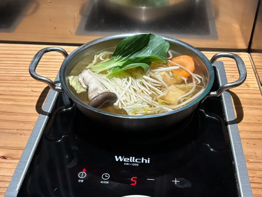 개인 팟이 놓인 식사 테이블