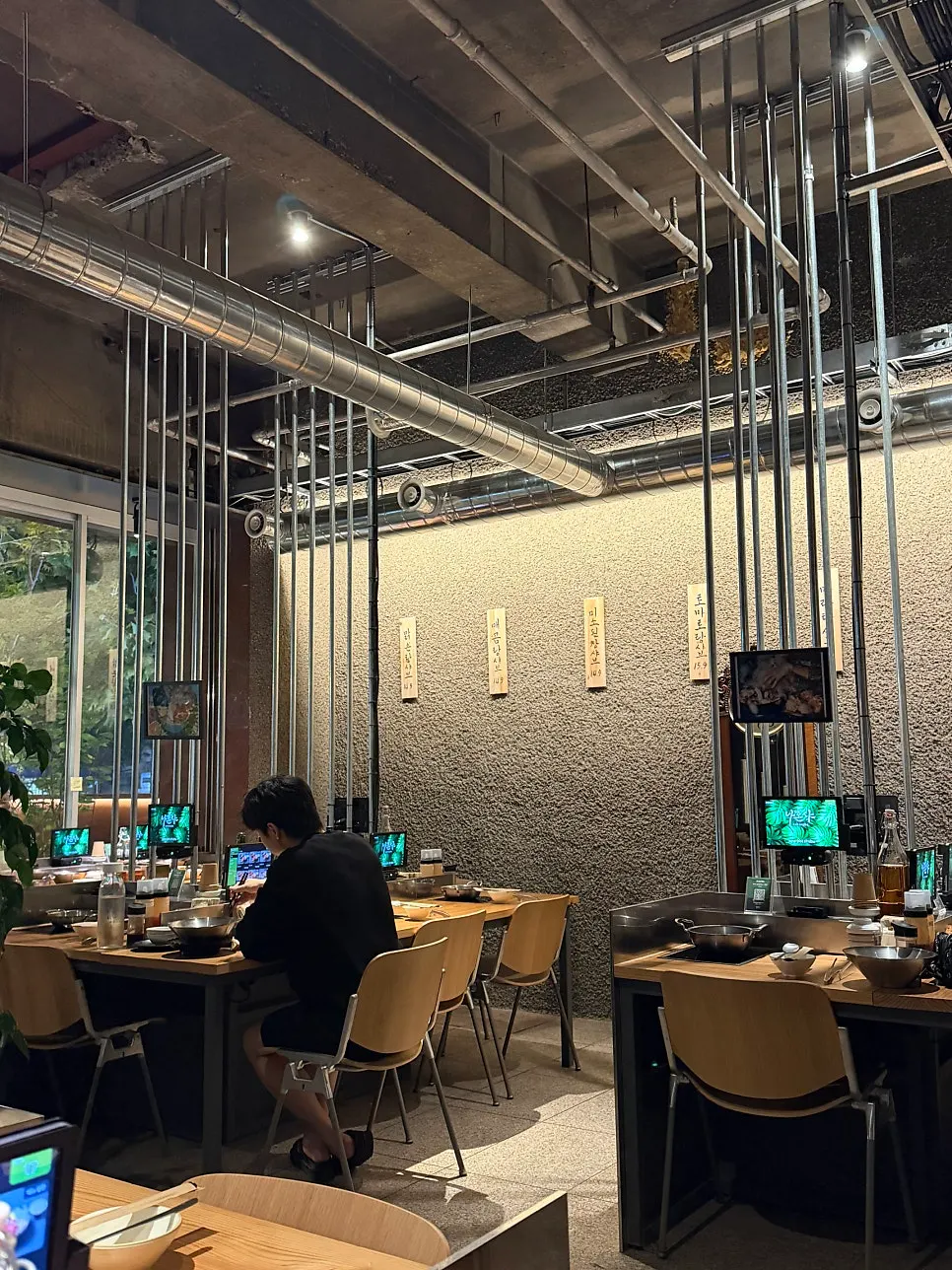 우드톤 인테리어의 1인 바 테이블 좌석