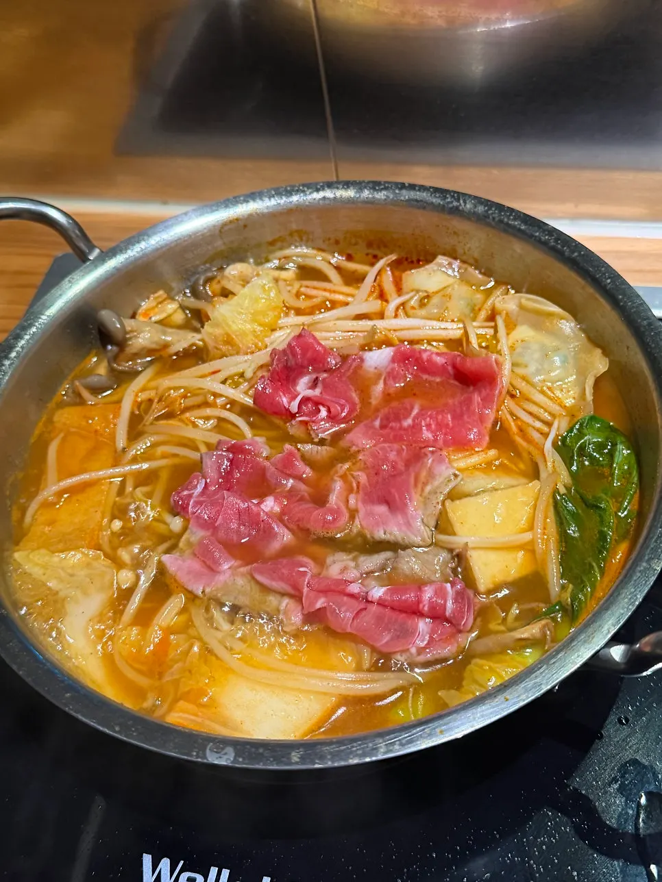 자리마다 매립된 1인용 인덕션과 개인 냄비