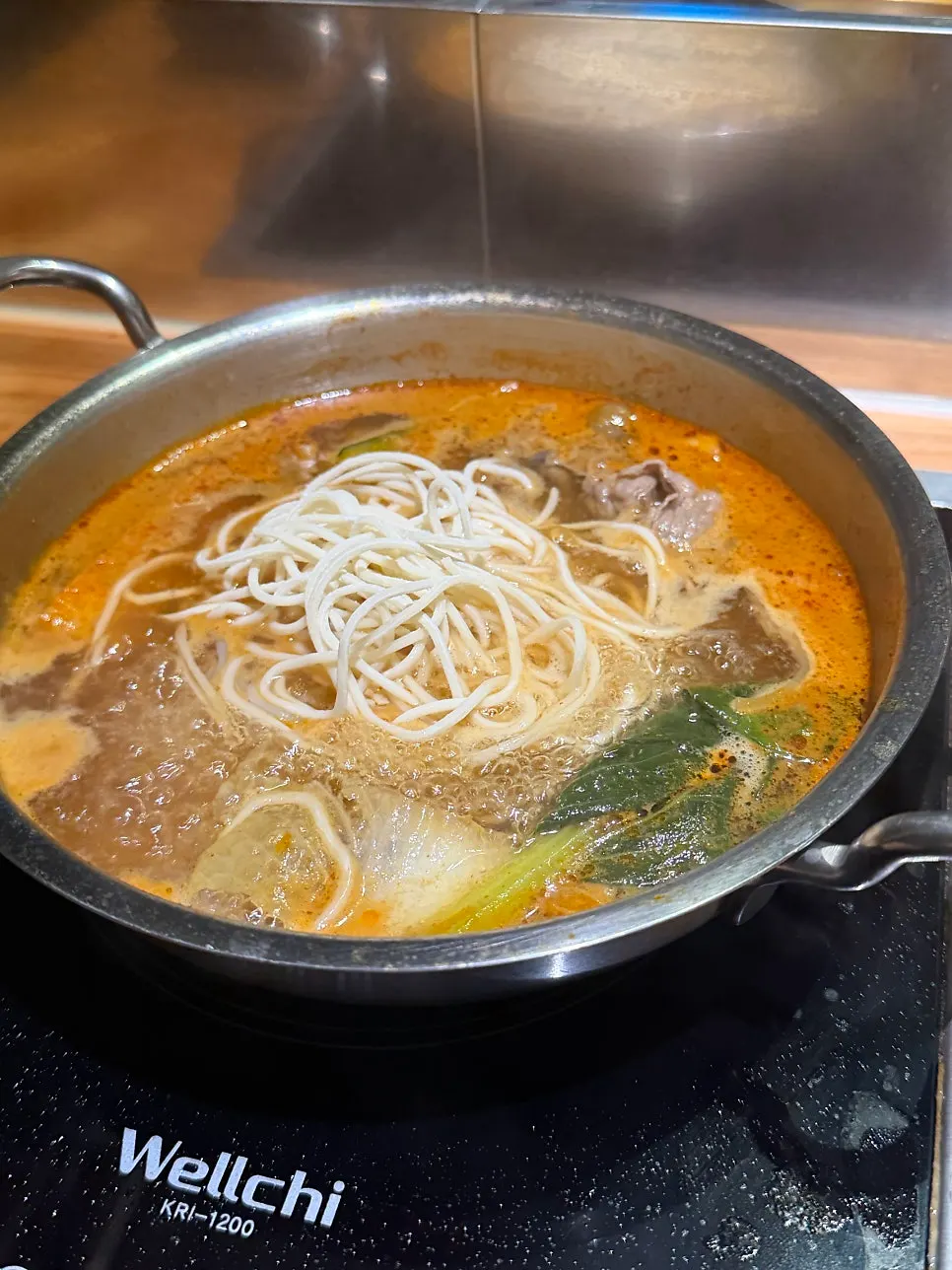 싱싱한 야채 접시와 샤브샤브 육수 냄비