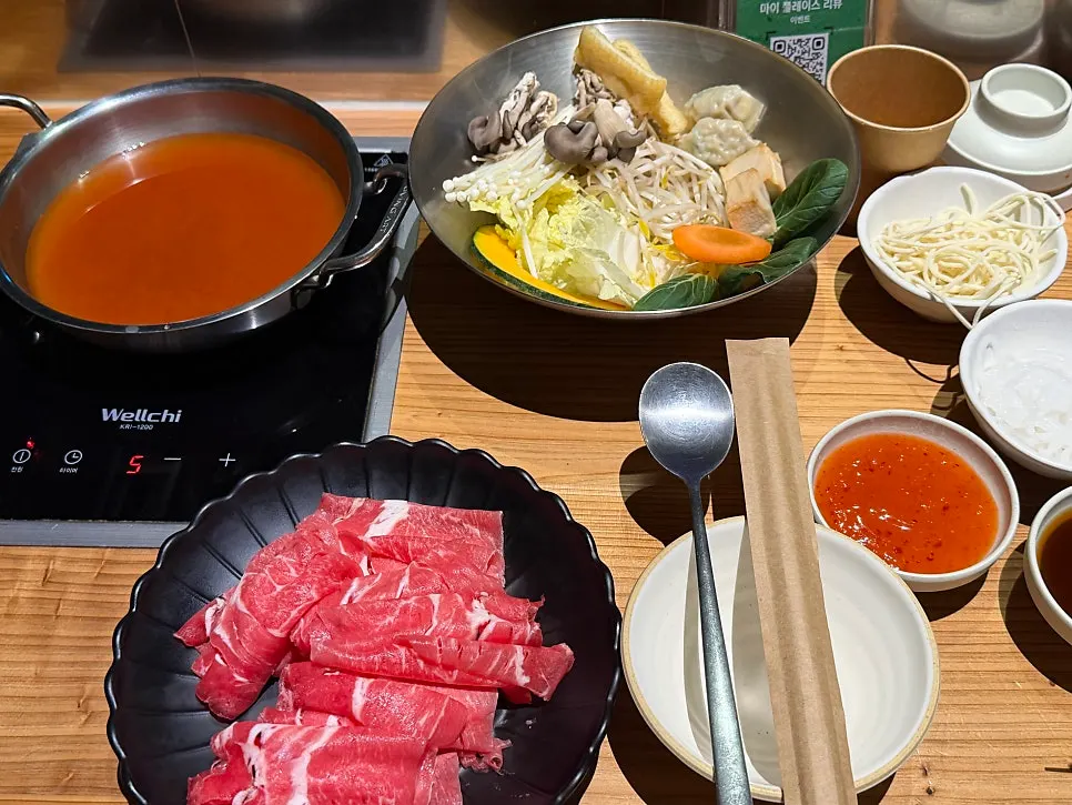 바 테이블 위에 차려진 샤브샤브 한 상 전경