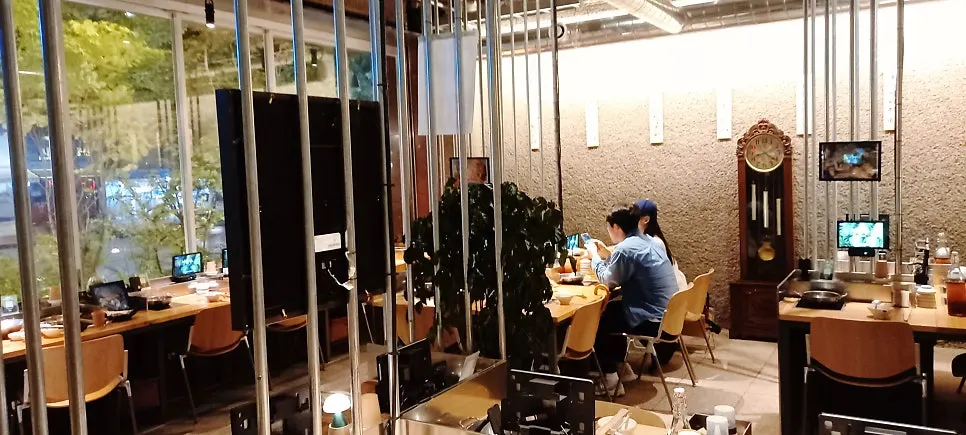 좌석마다 놓인 개인 인덕션과 냄비