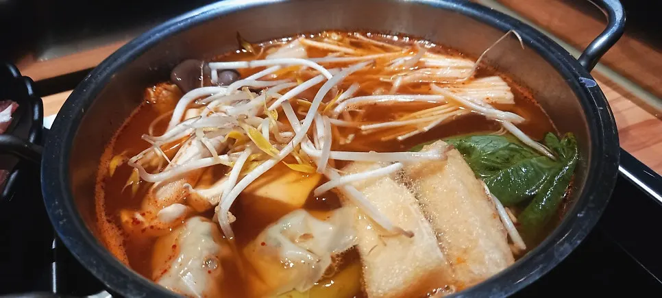채소를 끓이는 개인 냄비