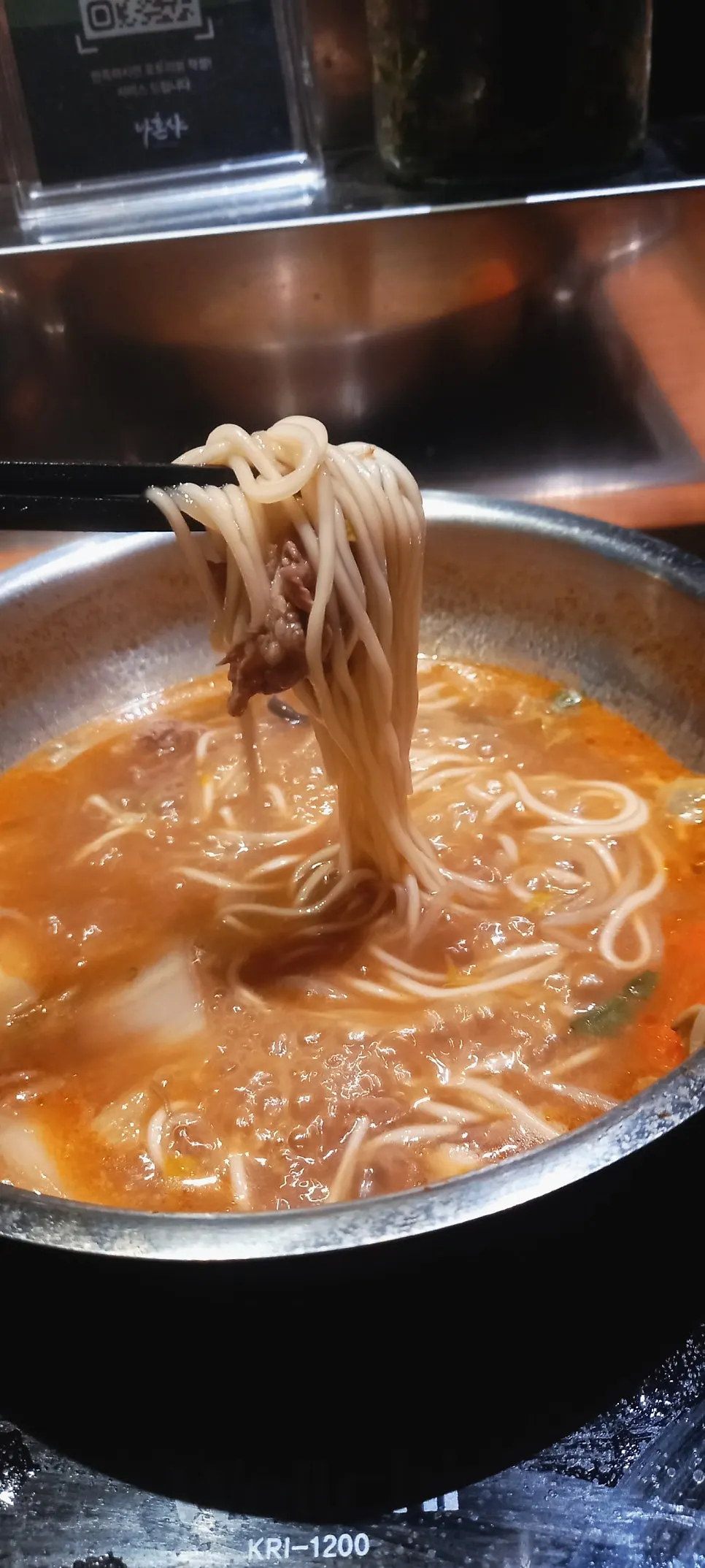 버섯과 만두가 끓는 개인 냄비