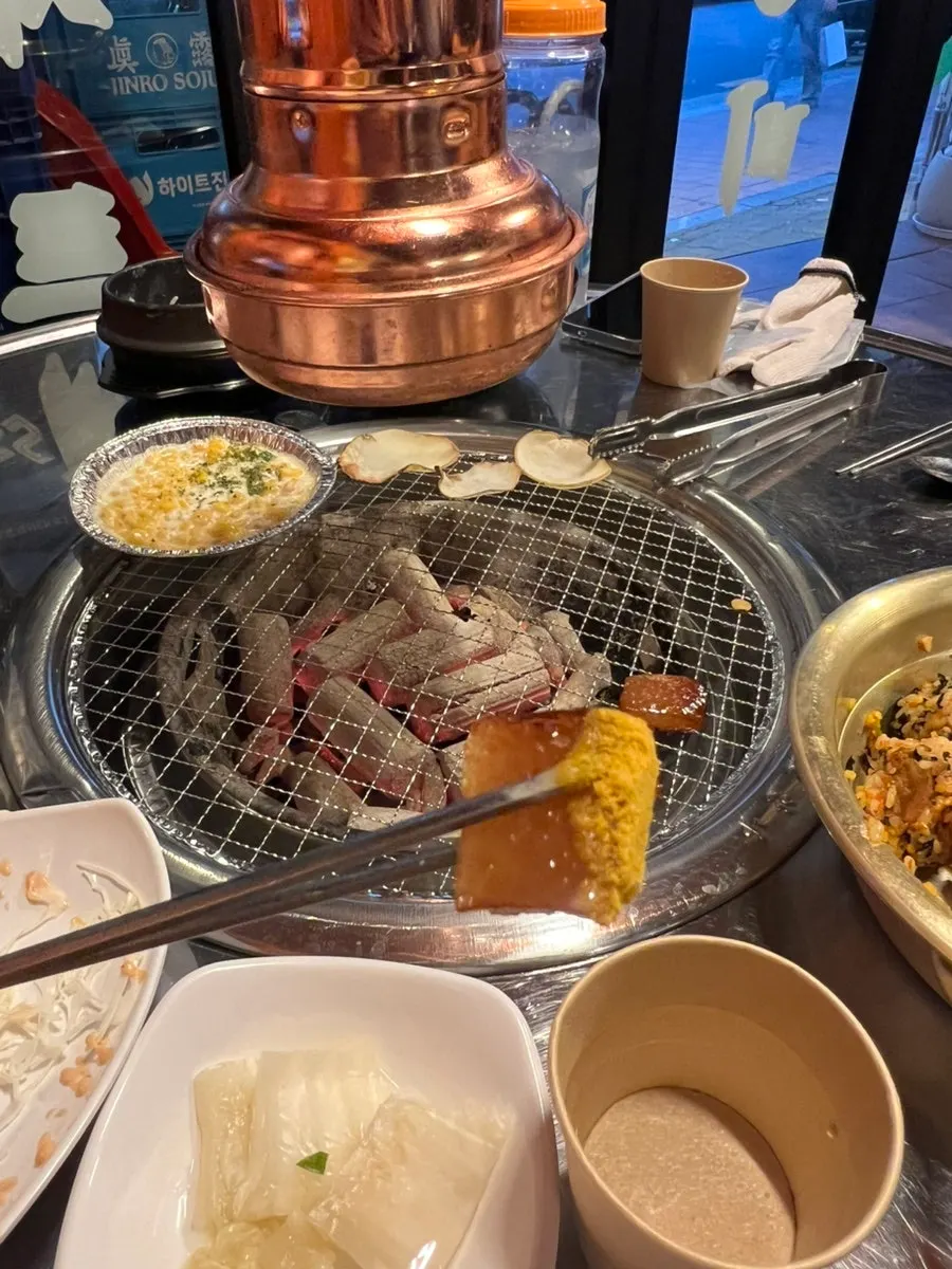 Pork skin and side dishes served while waiting for pre-grilled ribs