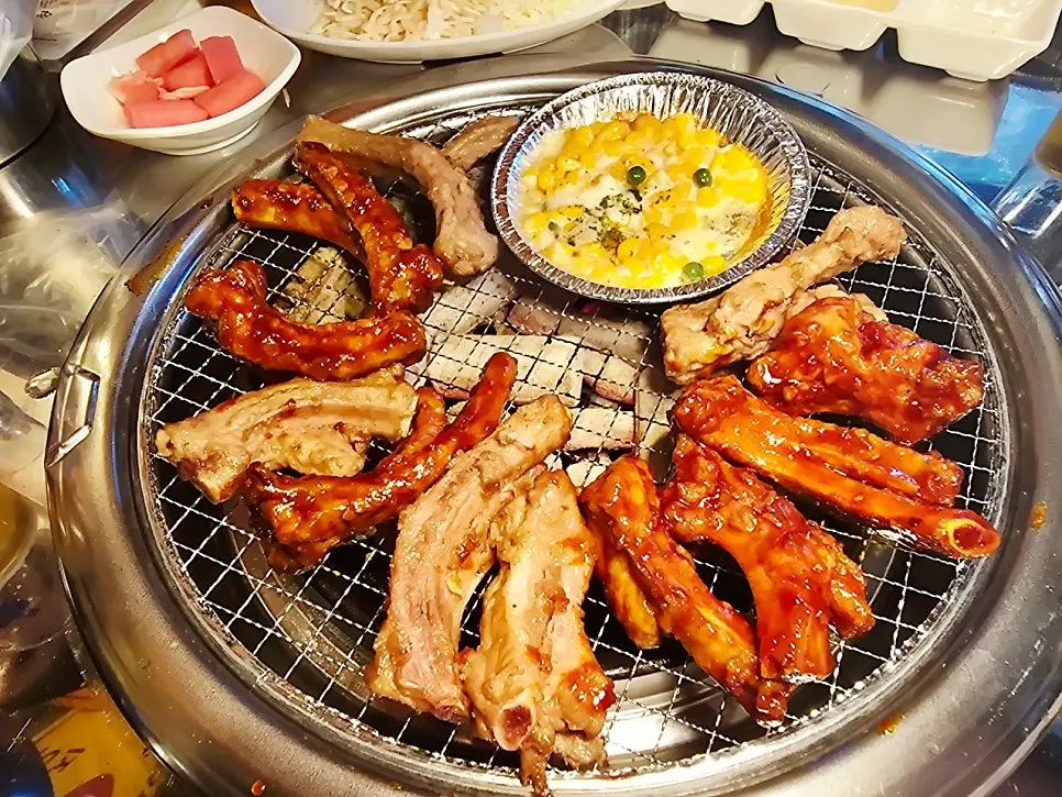 Set for comparing soy-sauce and spicy marinated ribs