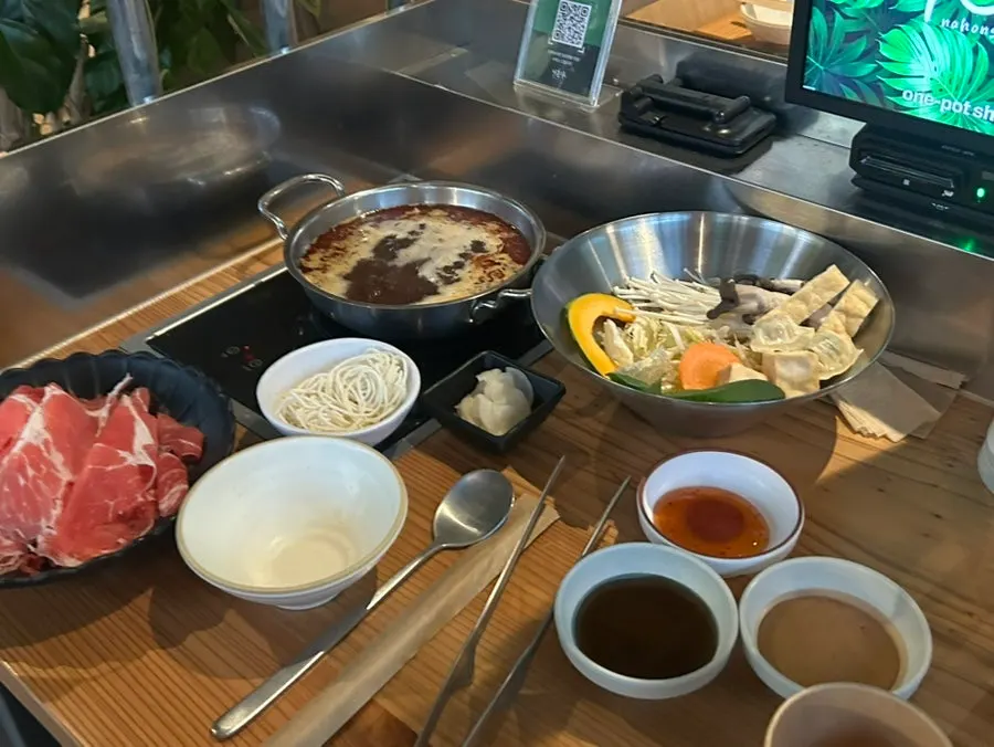 Red spicy soup shabu-shabu broth