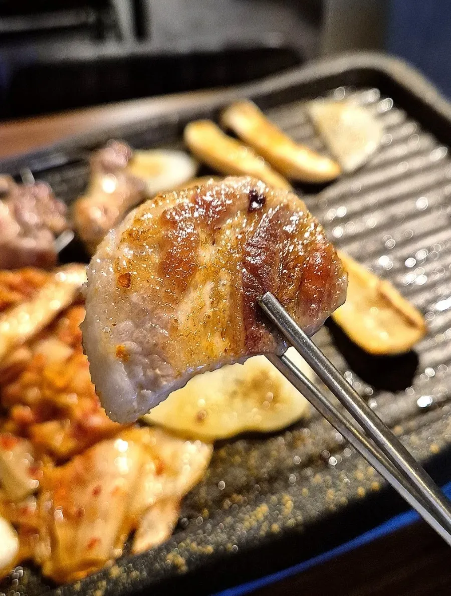 불판에 익어가는 김치삼겹살