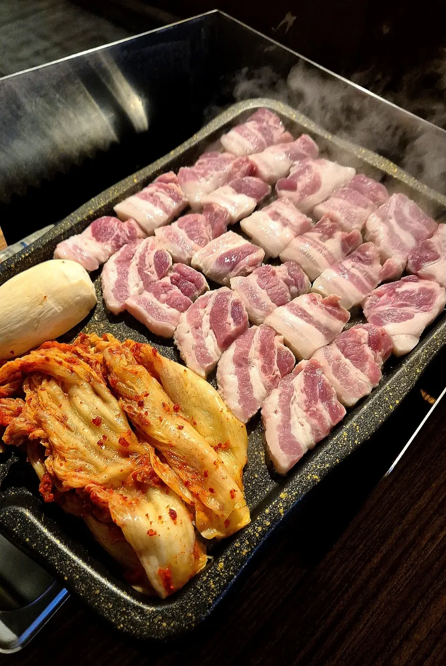 180g 생삼겹살 생고기 접시