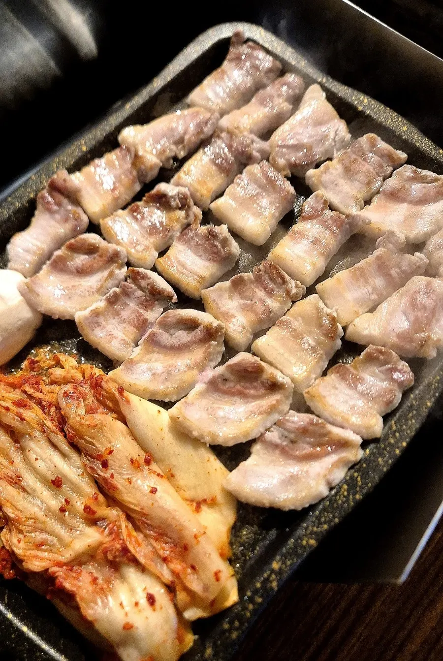 불판 위에서 구워지는 두툼한 생삼겹살