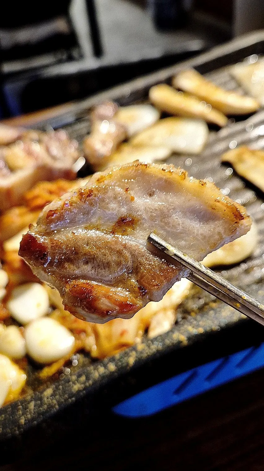 노릇하게 구워진 삼겹살 한 점